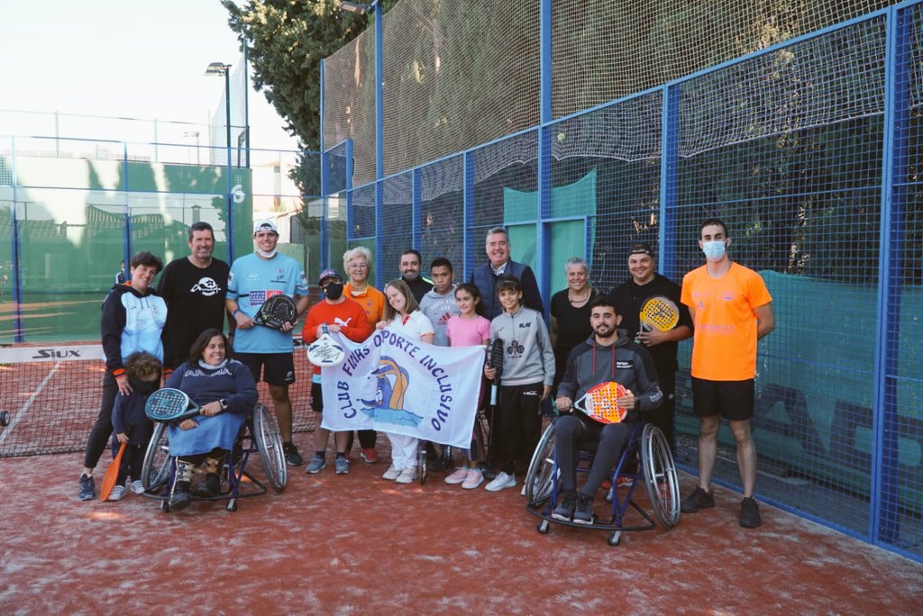 CNFidiasCordoba's tweet photo. Hoy hemos dado la primera clase de padel, agradecer al club de Padel la Arruzafa pro su colaboración y a @TorrejimenoCs por su visita.
@dxtadaptado @IMDECO_ @DeporteAND https://t.co/2TwWN6wtjv