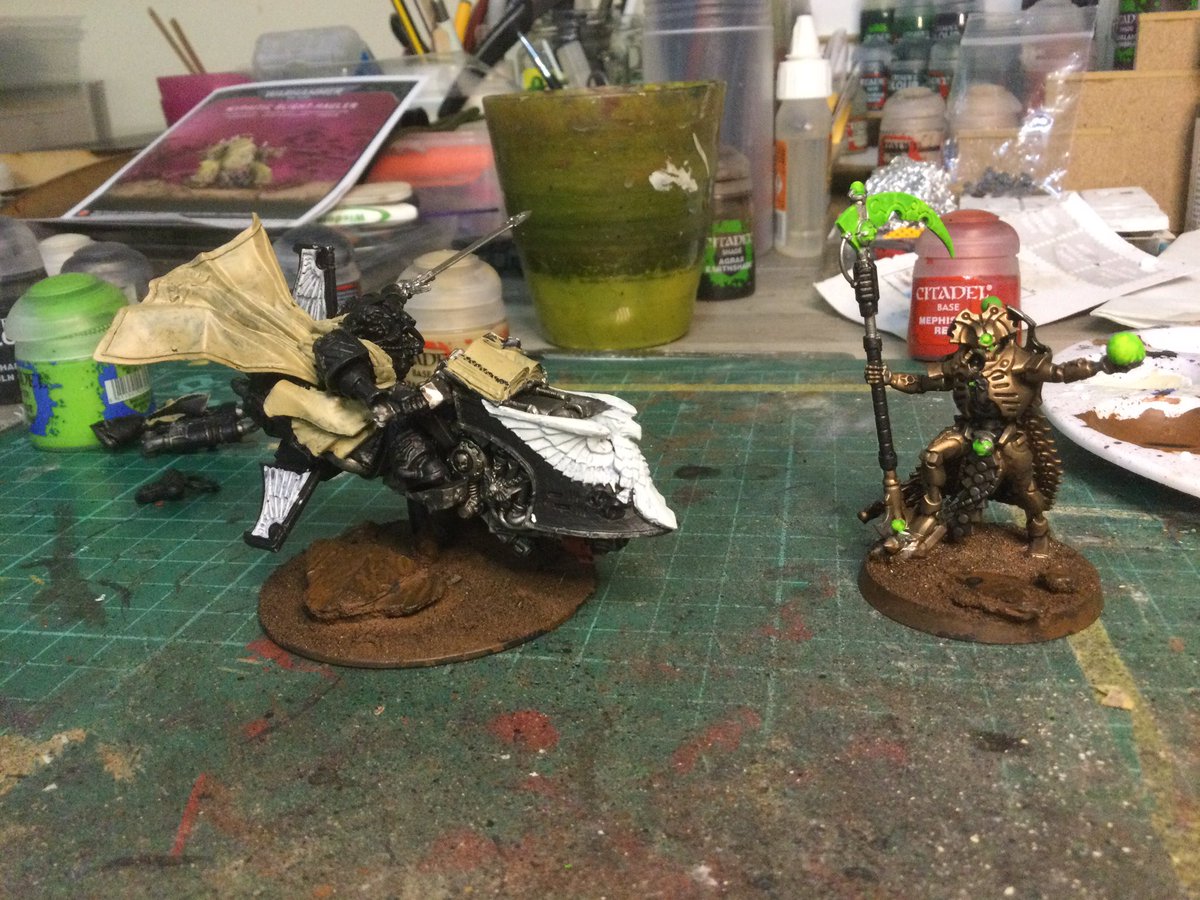 tiffanyszoneuk's tweet photo. It always amazes me how even just a few different colours added at the start of the process can change a minis look. #warhammer40k #warhammercommunity #necrons #darkangels #necronoverlord #sammael #jetbike #warhammerimperium #paintingwarhammer #paintingminiatures https://t.co/yImIgj2GF7