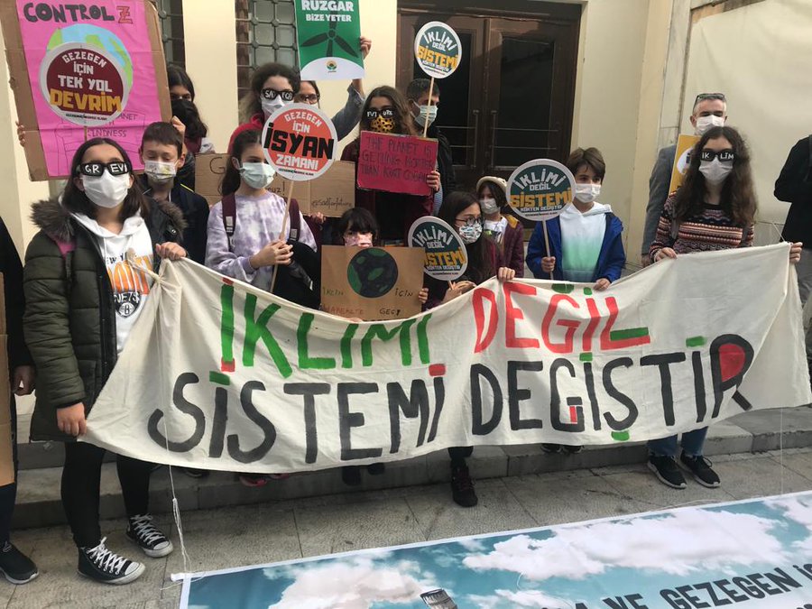 350turkiye's tweet photo. İklim aktivistleri İstanbul'da Kadıköy - Süreyya Operası önünden ses verdi: #İklimiDeğilSistemiDeğiştir

Eylem ardından etkinlikler Müze Gazhane'de devam edecek 

#COP26GDA https://t.co/dkNc7p6v0w