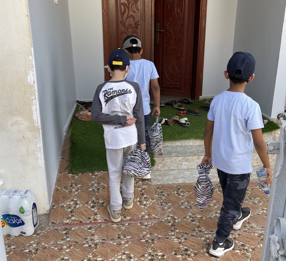 shathamaskiry's tweet photo. Charity is a learned behavior so nurture generosity in your young so they grow into healthy, caring &amp; giving adults. Also, ask them how they felt about what they witnessed &amp; how they feel about their own lives. 2 words I heard today: they feel very grateful &amp; lucky.#ionhunger https://t.co/qhUhM9AKvP