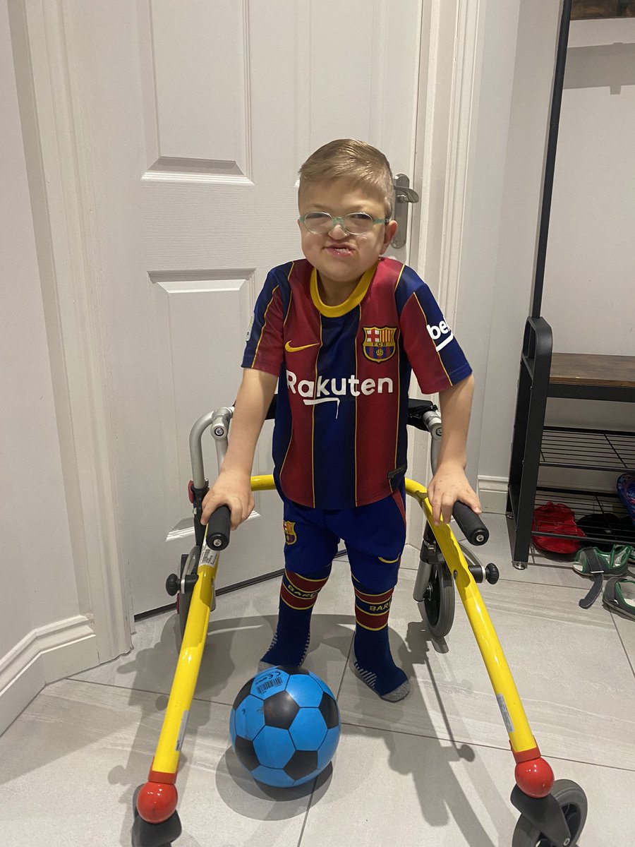 2ndoneout's tweet photo. Huge day for me as I finally got to watch my son play football, huge thanks to frame football Newcastle for making this possible. #superwill 🔴⚪️🔴⚪️ https://t.co/fmYY3TjSdq