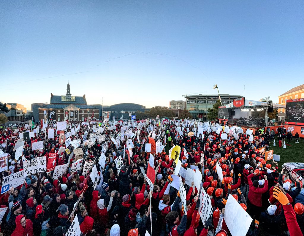 GoBEARCATS's tweet photo. 😤😤😤 https://t.co/eeWGg0tjh2