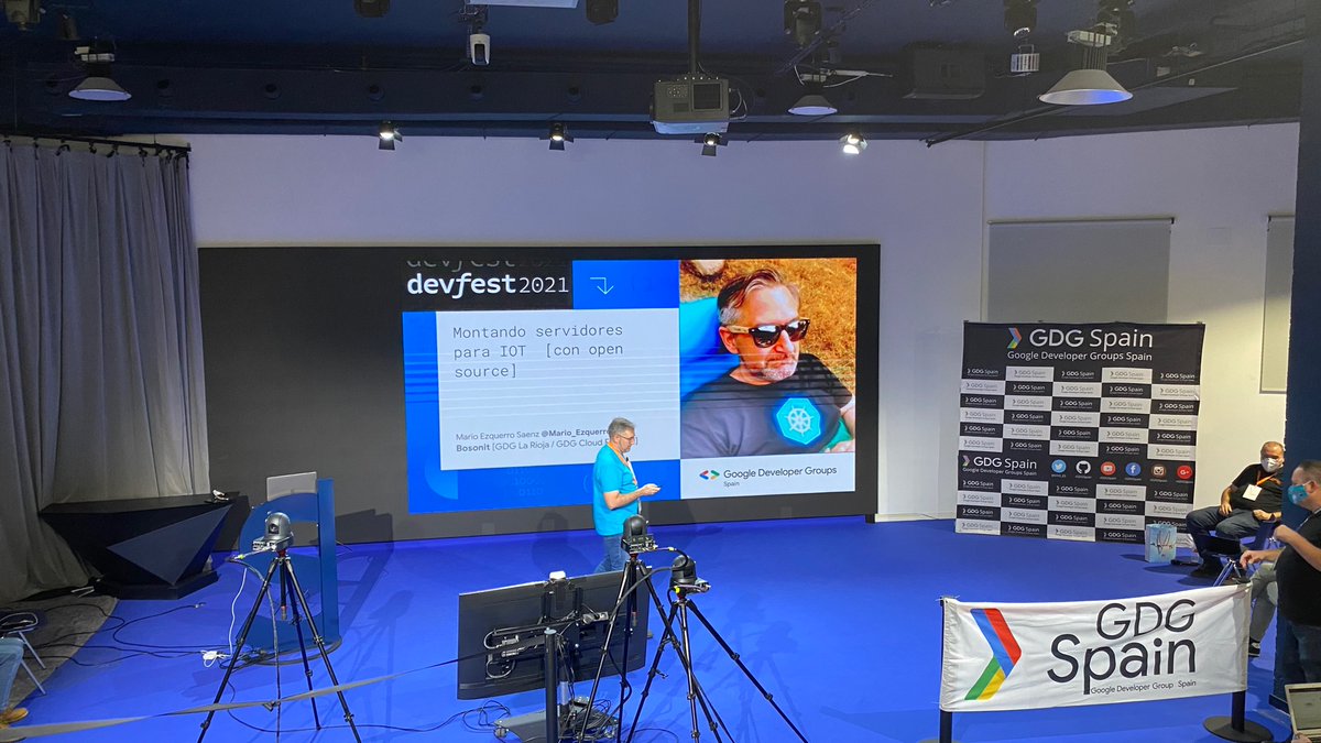 sergyzen's tweet photo. Ahora ya entiendo por qué le llamamos padre Mario a @Mario_Ezquerro 😂 @GDG_ES #DevFestSpain #DevFestSpain2021 #DFPresencial https://t.co/TFLjxFtJdk