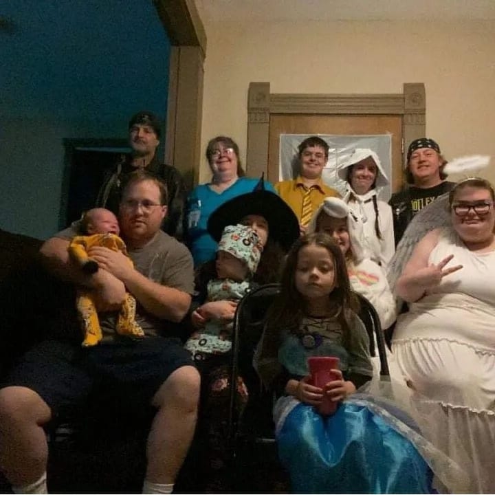 HardbargerHolly's tweet photo. Last Saturday Halloween family photo! I Love my family!❤❤❤ I'm so very blessed to have my awesome family!❤❤❤❤❤ https://t.co/XFJf6SmQmp
