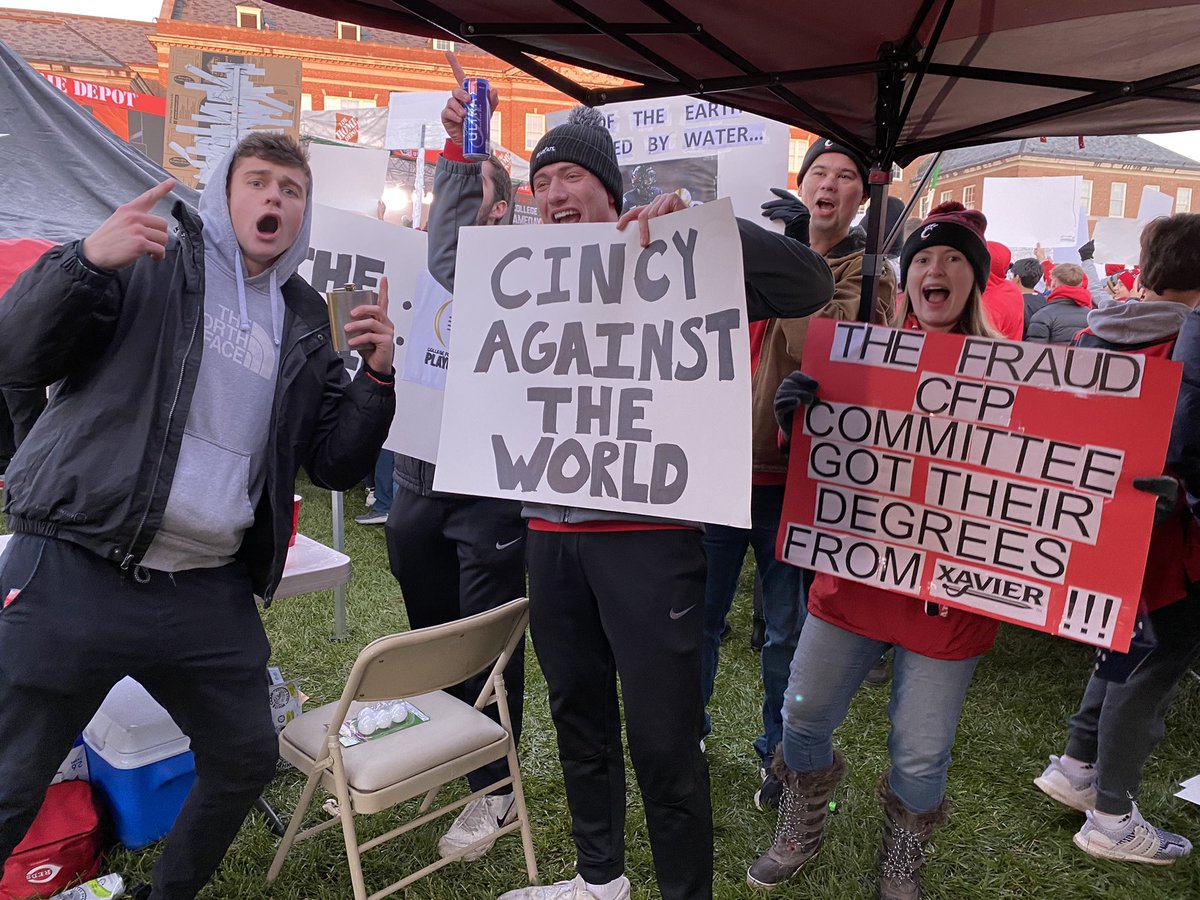 OttilieMadeline's tweet photo. Signs this morning ahead of @CollegeGameDay at UC’s Homecoming! So much energy for the Bearcats this morning 🐻 @WCPO https://t.co/QOYdtYvj1f