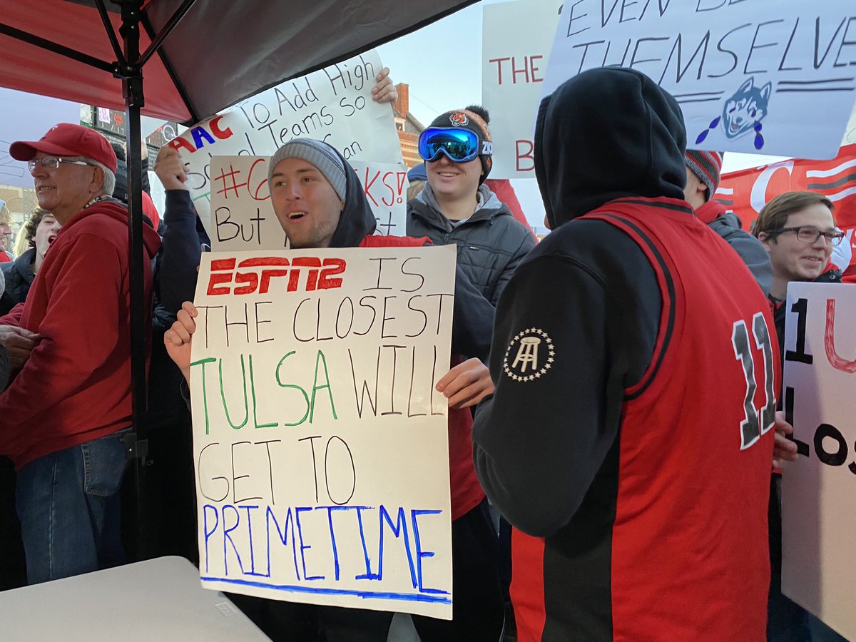 OttilieMadeline's tweet photo. Signs this morning ahead of @CollegeGameDay at UC’s Homecoming! So much energy for the Bearcats this morning 🐻 @WCPO https://t.co/QOYdtYvj1f