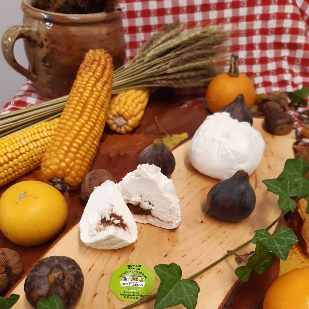 FabreAdeline's tweet photo. Petite présentation de mes fromages. Le Fi'goût fromages plutôt frais fourré à la figue. https://t.co/ymcPGbfruY