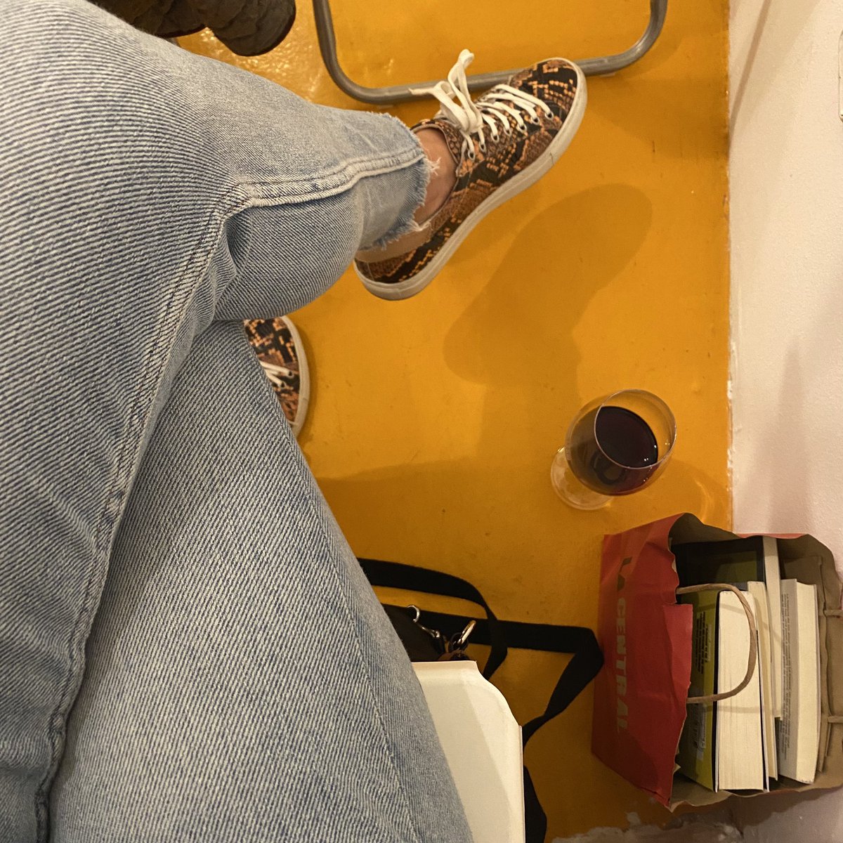 What joy to listen to @edpazsoldan present his new book #lavíadelfuturo in the fabulous book(and wine) shop <a href="/tiposinfames/">Tipos Infames</a> ¡Con ganas de meterme ya en su intrigante mundo!