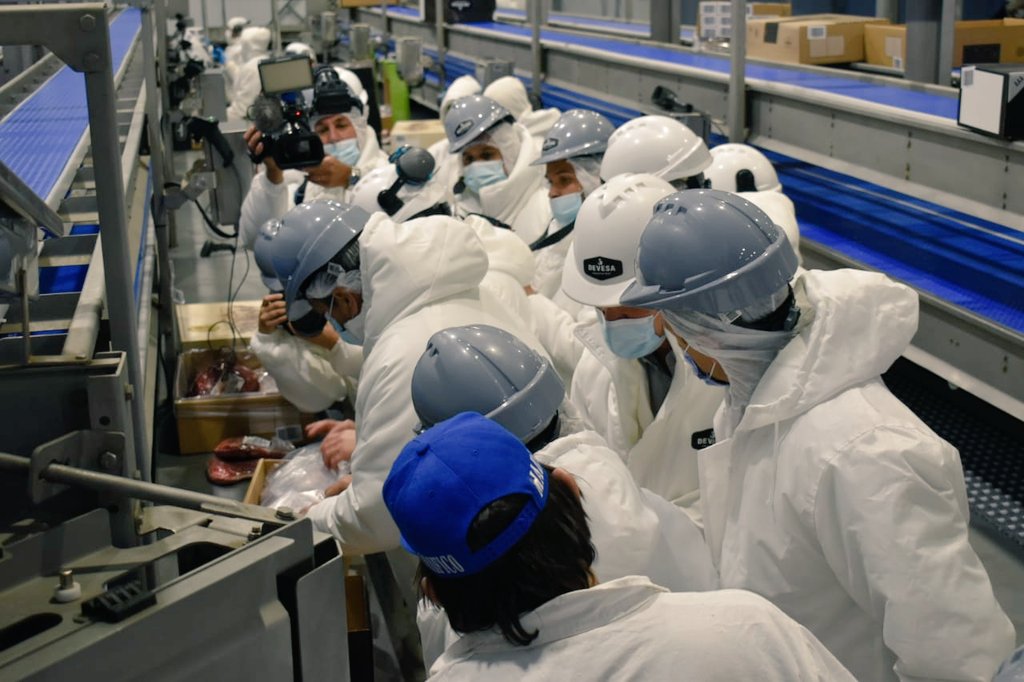 BuccaBali's tweet photo. La industria, el campo, las  tecnologías, la educación técnica y agropecuaria pueden llevar al interior bonaerense al desarrollo optimo.

Con @vtolosapaz y @SergioMassa visitamos el frigorífico que genera 600 puestos de trabajo y planifica tomar 200 trabajadores más. https://t.co/cMRmmUFRyq