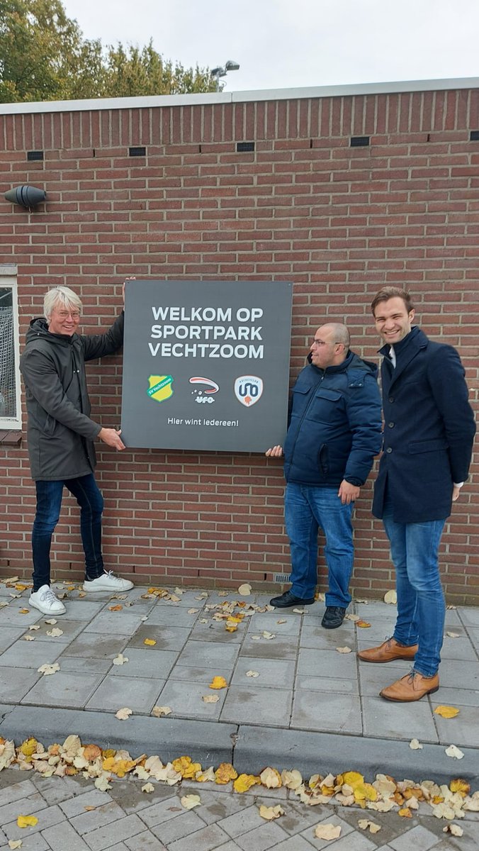 MaartenOoijen's tweet photo. Na - eerlijk is eerlijk, best wel wat hobbels - is Sportpark #Vechtzoom onherkenbaar getransformeerd in een schitterende sportplek. Met als motto ‘hier wint iedereen’. Nieuwe hockeyvelden, kantines prachtig aangepakt, voetbalvelden gerenoveerd. #uno #ufo #svvechtzoom https://t.co/gx6HhtBbyV