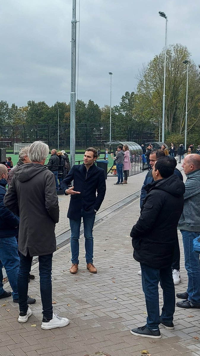 MaartenOoijen's tweet photo. Na - eerlijk is eerlijk, best wel wat hobbels - is Sportpark #Vechtzoom onherkenbaar getransformeerd in een schitterende sportplek. Met als motto ‘hier wint iedereen’. Nieuwe hockeyvelden, kantines prachtig aangepakt, voetbalvelden gerenoveerd. #uno #ufo #svvechtzoom https://t.co/gx6HhtBbyV