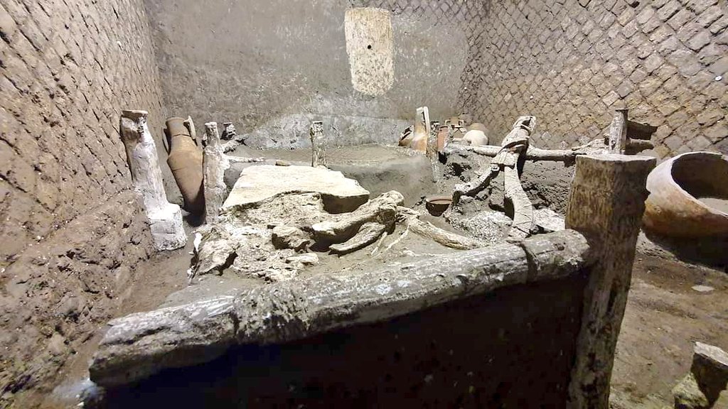 A new discovery at #CivitaGiuliana has been announced by <a href="/pompeii_sites/">Pompeii Sites</a>. It's a room where the workers of the villa would stay, with couches and objects fully preserved. #Stunning new discovery   that adds more information on this villa. Below the #thead ⬇️⬇️⬇️
