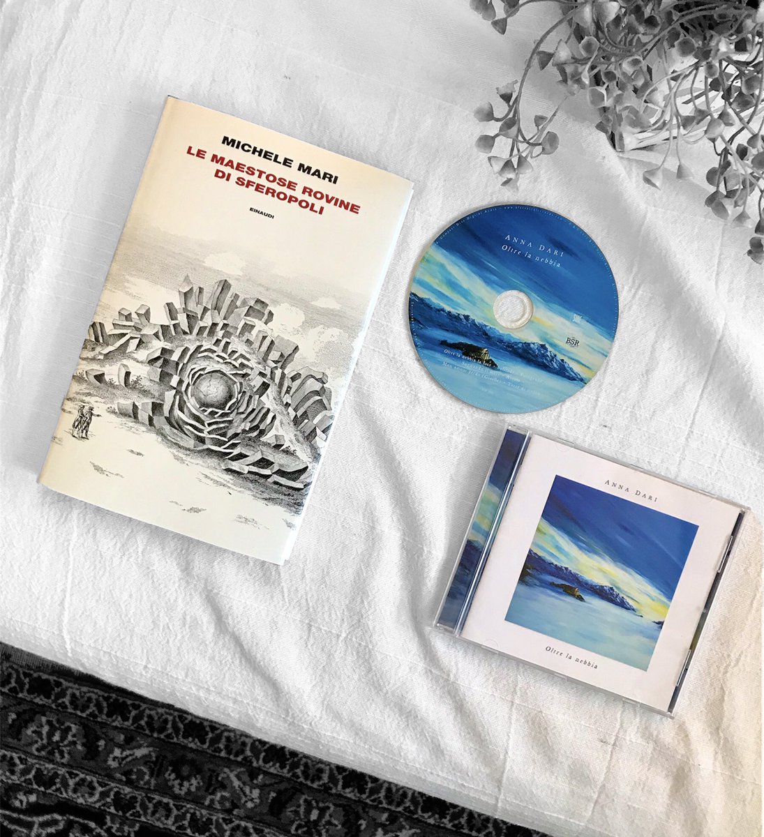 p_candelaresi's tweet photo. Michele Mari e la mia amica pianista Anna Dari sono stati la mia compagnia del weekend scorso. Ne parleremo presto. Quadro in copertina del mitico Michele Langella (collezione privata) @Einaudieditore
#bluerecords https://t.co/nnmZtPN551