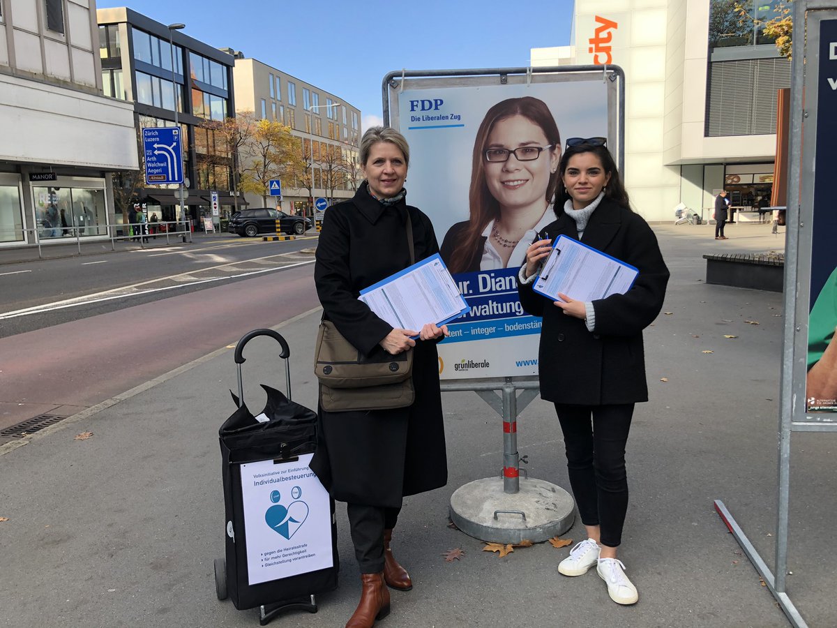 Die FDP Frauen Zug bei strahlendem Wetter in Zug, Cham und Steinhausen mit <a href="/FDPZG/">FDP.Die Liberalen Kanton Zug</a> und <a href="/JungfreisinnZG/">Jungfreisinnige Kanton Zug</a> unterwegs für die #Individualbesteuerung Die Initiative geniesst viel Sympathie 👍🏼<a href="/FDPFrauenCH/">FDPFrauenCH</a> <a href="/StGe_ch/">Individualbesteuerung Schweiz</a>