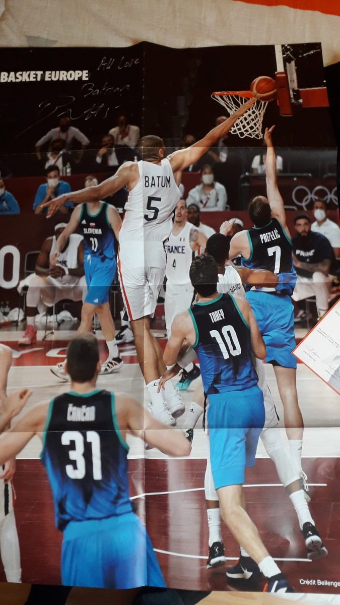 alexis_legpl's tweet photo. Merci @Agence_Comsport pour ce concours vous venez de rendre heureux un grand grand fan de @nicolas88batum !! 💪🏽🙌🏼 ce poster dédicacé va être dans un cadre pour toujours ! 😍 https://t.co/tZdB5yZlAj