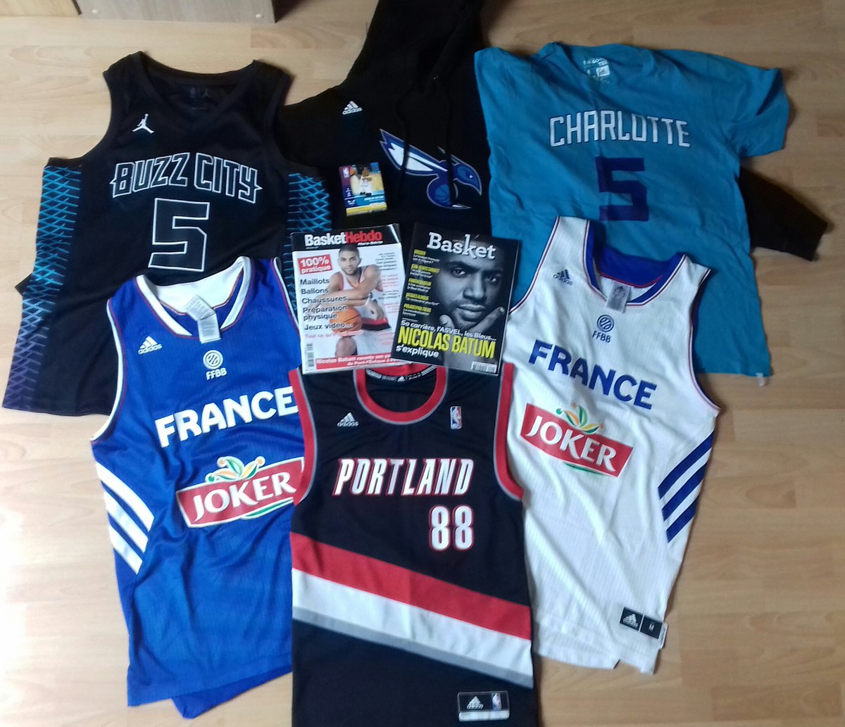 alexis_legpl's tweet photo. Merci @Agence_Comsport pour ce concours vous venez de rendre heureux un grand grand fan de @nicolas88batum !! 💪🏽🙌🏼 ce poster dédicacé va être dans un cadre pour toujours ! 😍 https://t.co/tZdB5yZlAj
