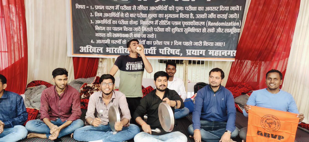 AbvpPrayag's tweet photo. #abvp_prayag_mahanagar
आज आंदोलन स्थल पे,छात्र हितों की हत्यारी उच्चतर शिक्षा आयोग के बहरे अध्यक्ष,सचिव व अन्य सदस्यों को अपनी आवाज़ सुनाने के लिए, थाली-ताली व शंख वादन @AbvpPrayag के कार्यकर्ताओं द्वारा किया गया। https://t.co/Fb4gELb3G8