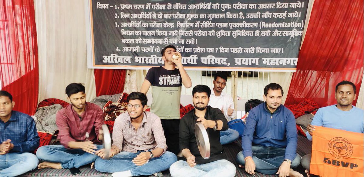 AbvpPrayag's tweet photo. #abvp_prayag_mahanagar
आज आंदोलन स्थल पे,छात्र हितों की हत्यारी उच्चतर शिक्षा आयोग के बहरे अध्यक्ष,सचिव व अन्य सदस्यों को अपनी आवाज़ सुनाने के लिए, थाली-ताली व शंख वादन @AbvpPrayag के कार्यकर्ताओं द्वारा किया गया। https://t.co/Fb4gELb3G8