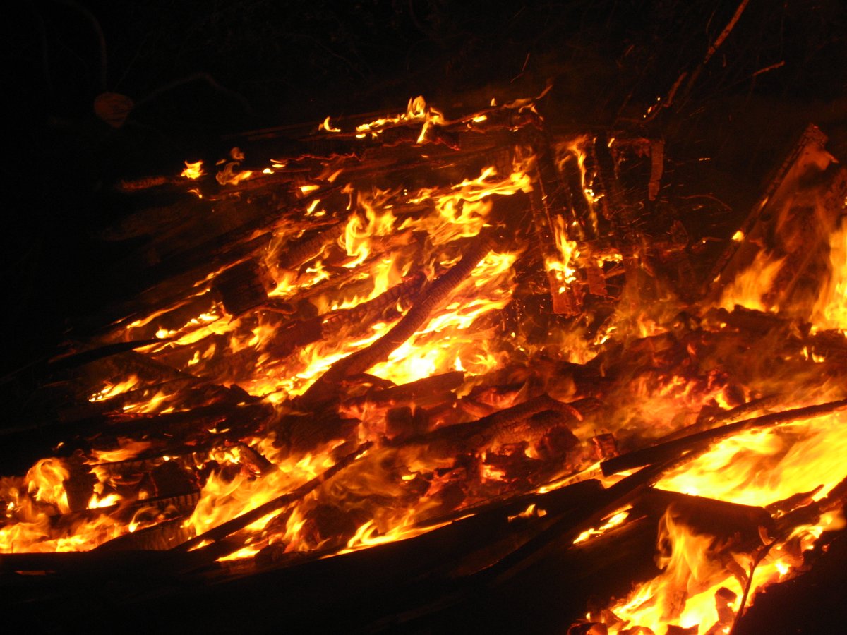 AffetsideVillag's tweet photo. Don't forget Affetside Village bonfire this evening - starts at 6pm
Licensed bar, black peas, home-made pie, peas &amp; gravy, chilli &amp; rice, hot dogs...

Back of village green
Support your local community!
#affetside #GuyFawkes #BonfireNight #CommunityEngagement https://t.co/BfESNNBtrF