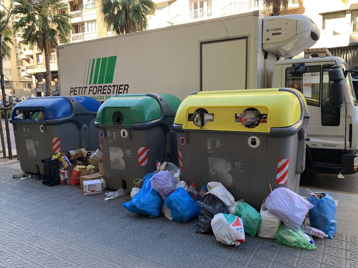 Nataliamast's tweet photo. Tweet 06/11. Trucant al telèfon del civisme per què recullin aquesta vergonya … one more time!! Quina ciutat tant bonica t’està quedant @AdaColau … #BCN #BcnNeta https://t.co/SWc9BJwuXO