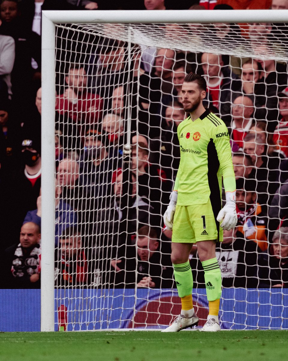 ManUtd's tweet photo. Huge saves, @D_DeGea 👏

Our no.1 pulls off an impressive save to deny Jesus and then Cancelo from range.

#MUFC | #MUNMCI https://t.co/JktddDxSM2