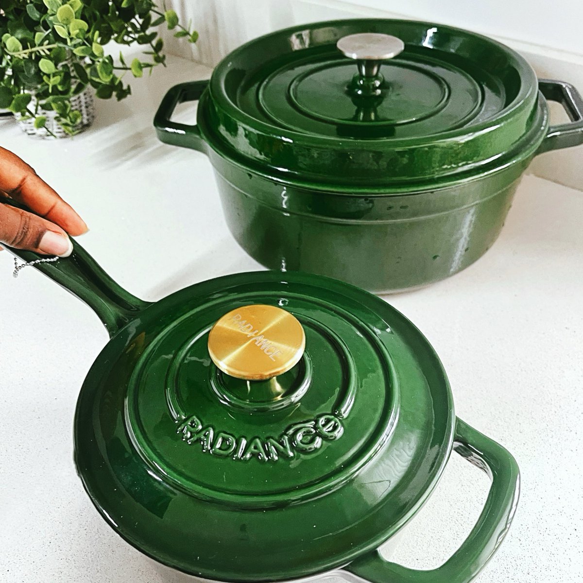 Sisi_Yemmie's tweet image. Beautiful cookware makes me so happy - to cook will just be “hungrying” me. Are you like me? 😂😂😂 I loooove this set,especially the one with gold knob - which one do you prefer? Gold or silver knob? (got them from @radiancecookware ) So pretty! 😍 #castironcooking #sisiyemmie