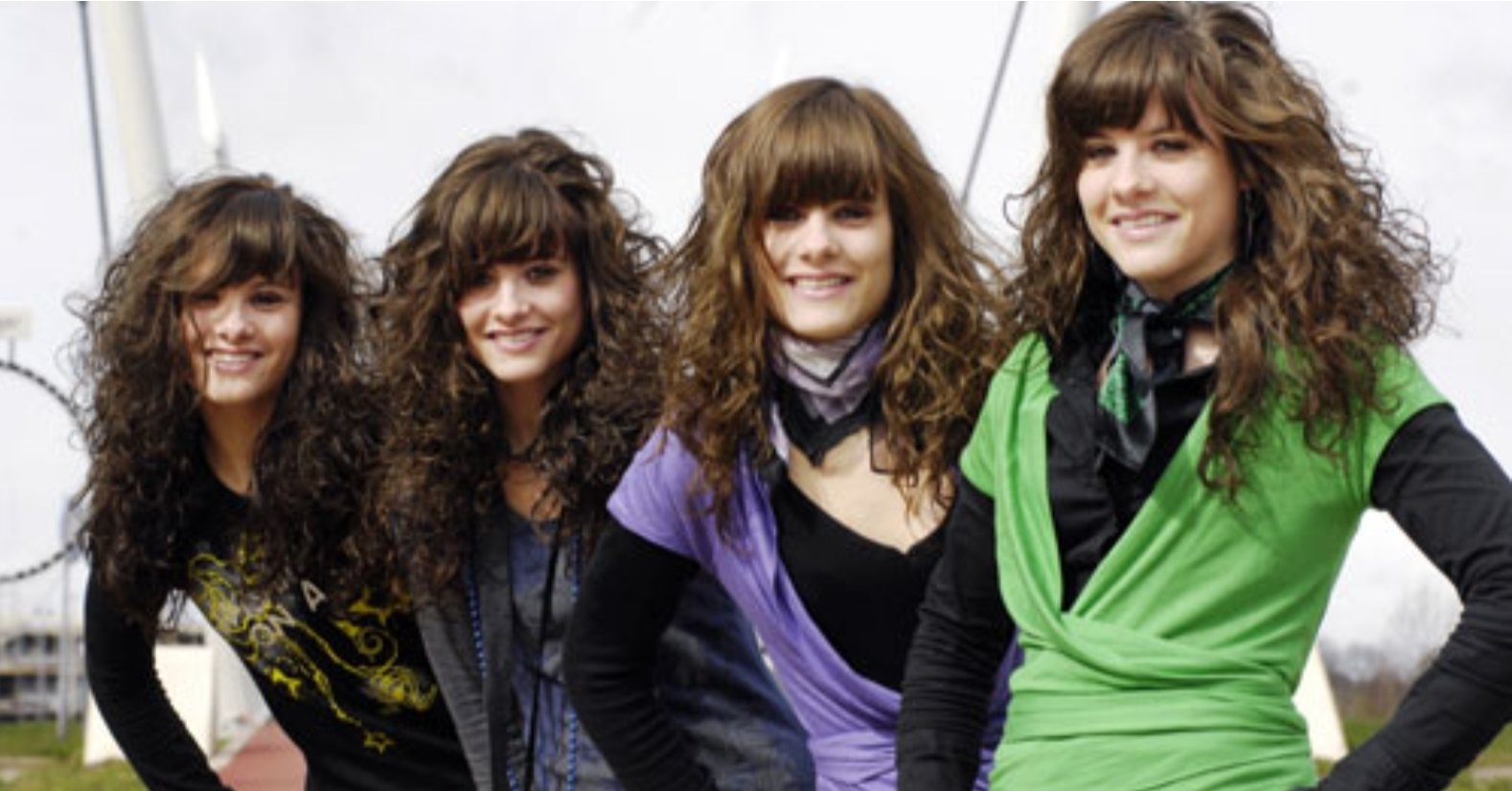 Девочки подружки. Близнецы тройняшки. Близнецы тройняшки четверняшки. 4 идентичных. Четверо близнецов.