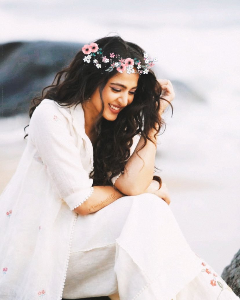 TeamAnushOffl's tweet photo. Happiest birthday Sweety @MsAnushkaShetty 🌸 wish you only happiness, health, and success always! ♥ 

#Anushka #AnushkaShetty #HBDAnushkaShetty https://t.co/eQyHX9II9D