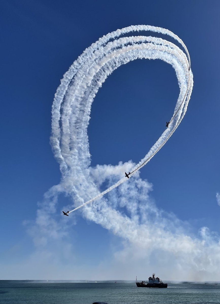 DevonRNWFDN's tweet photo. ⁦@pnj⁩ #blueangels air show https://t.co/bjo2gmWzgJ