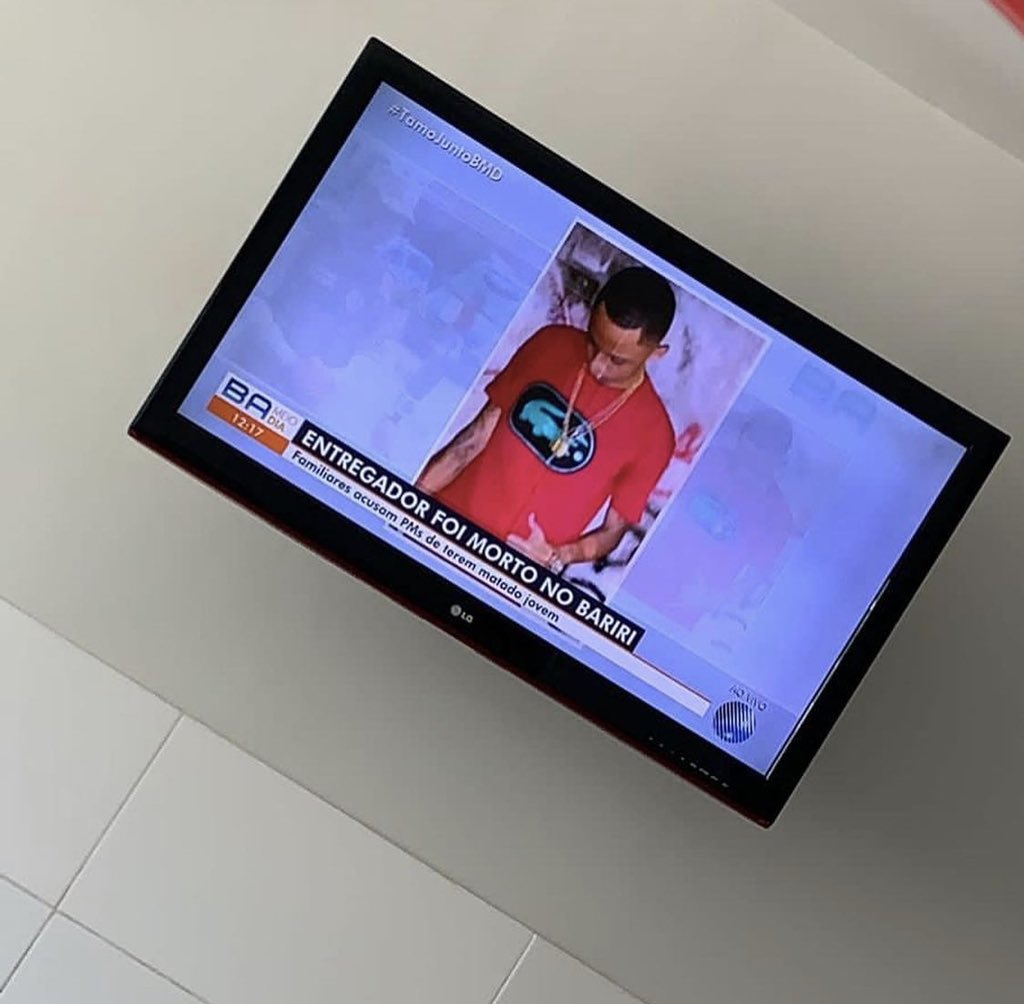 BolsonaroSP's tweet photo. Globo: "ENTREGADOR foi morto no Bariri - familiares acusam a PM de ter matado o JOVEM".

POR DESCUIDO a Globo não mostrou a foto toda do rapaz e nem disse o que ele entregava. Mas estamos aqui para nos unir e ajudar, veja a foto👇 https://t.co/URUUT4GEVh