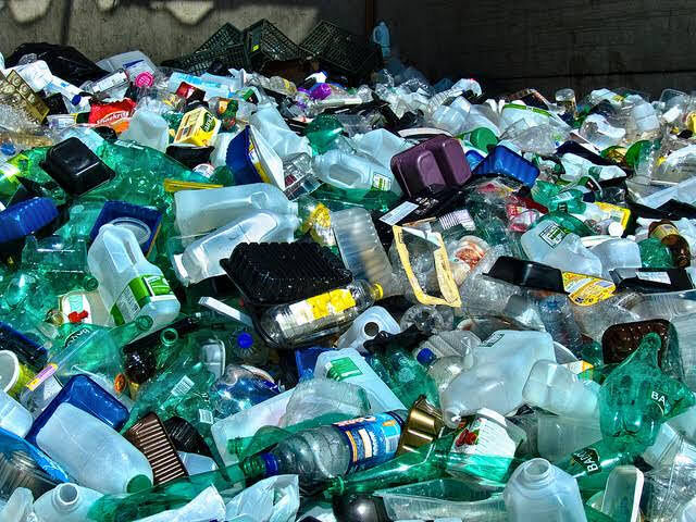 Recyclingbincom's tweet photo. How to dispose of non-recyclable plastics ✅
Check with your local recycling center to see if the plastic is non recyclable 

Look for free, national recycling solutions for typically hard-to-recycle waste streams

Visit https://t.co/4iOA2Sv8IY for more information https://t.co/bowtwgD3qO