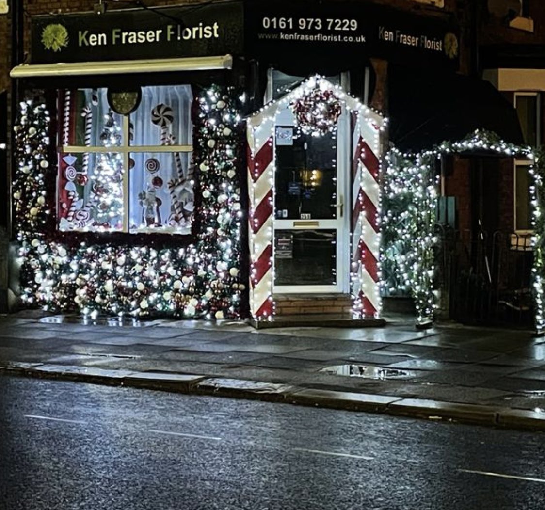 KenFraserSale's tweet photo. The lights are on 🙌🏻🙌🏻 this is our thank you to the good people of Sale .. we hope you all enjoy 😊 #shoplocal #m33 #shopsmall #m33sale #christmaswindow #saleflorist #saletown #supportlocalbusiness #floristwindow https://t.co/fA714QIASa