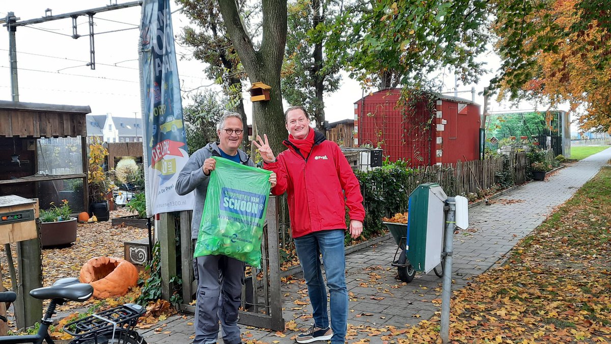 stationdeurne's tweet photo. Vandaag #zwerfafval met @PvdADeurne + @PA_GL_Deurne opgeruimd, elke keer zijn we verbaasd dat #mensen zo spontaan hun afval op de grond gooien. Wij sorteren t daarna en vd #opbrengsten vd #blikjes kopen wij weer #bloemen + #planten voor meer #biodiversiteit https://t.co/OgAOJXHDe2