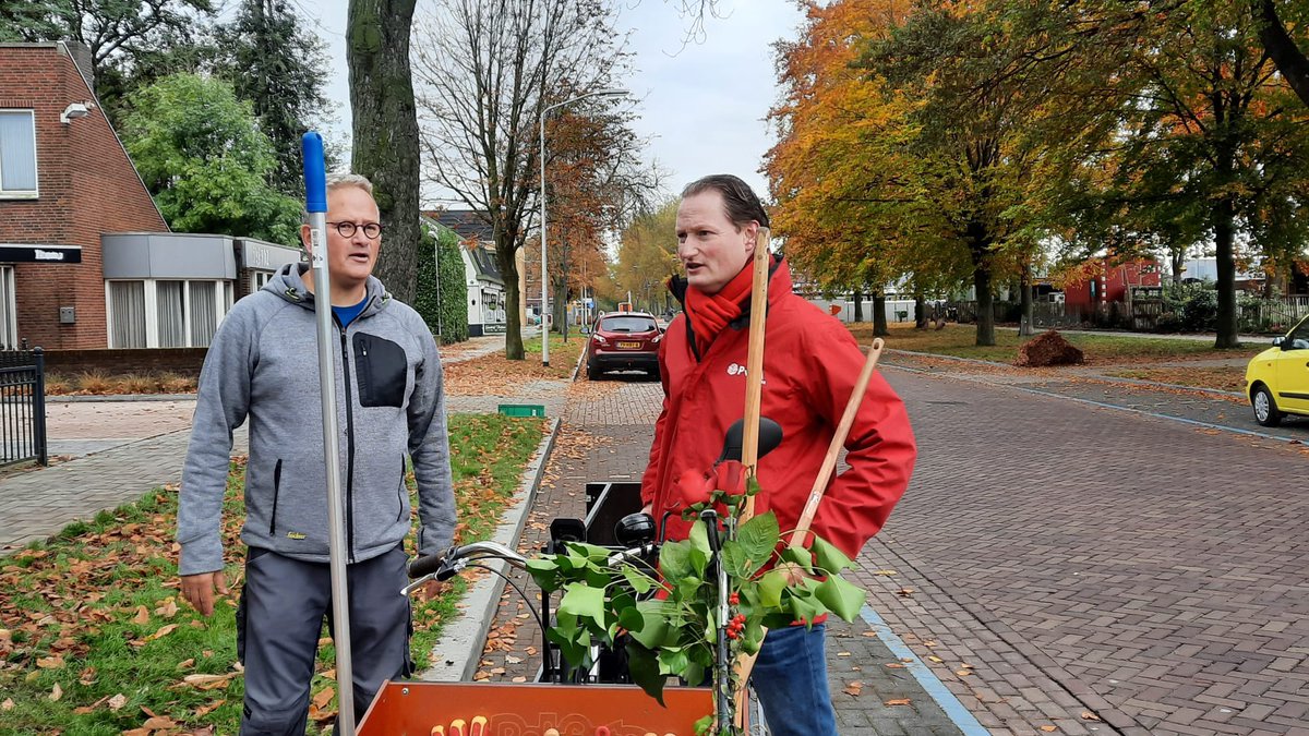 Vandaag #zwerfafval met <a href="/PvdADeurne/">PvdA Deurne</a> + @PA_GL_Deurne opgeruimd, elke keer zijn we verbaasd dat #mensen zo spontaan hun afval op de grond gooien. Wij sorteren t daarna en vd #opbrengsten vd #blikjes kopen wij weer #bloemen + #planten voor meer #biodiversiteit