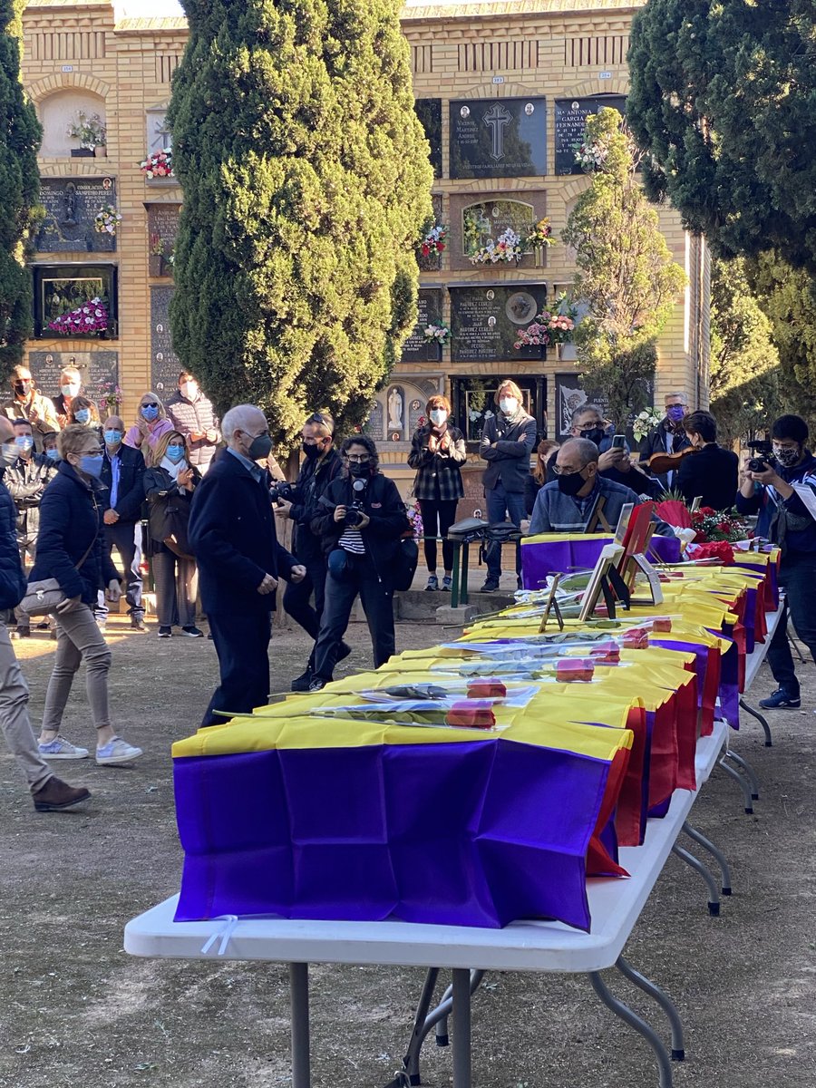 isabelgines's tweet photo. Hoy ha sido un acto muy emotivo
La entrega de los restos de la fosa 115 en Paterna 
Ojalá un día las fosas y cunetas estén vacíos y los familiares recuperen a sus seres queridos
Justicia necesaria https://t.co/QNBs4RO2b5