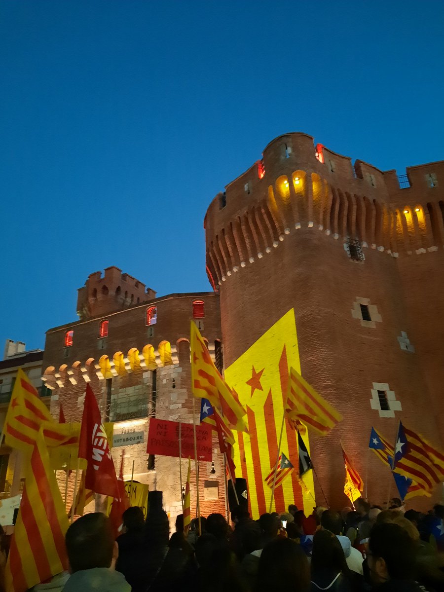 Carlaleta's tweet photo. L'alcalde fatxa de Perpinyà ens va prohibir desplegar l'estelada al Castellet. Doncs aquí la té 💪 Sous genials, Catalunya Nord❤ https://t.co/XTxHcYEVwO