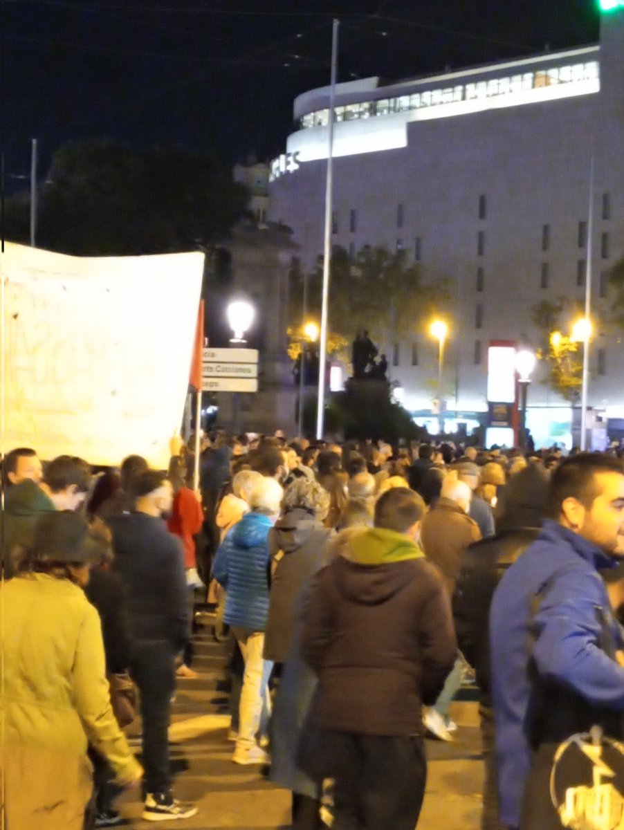 podemlescortsof's tweet photo. Arribem a Pl. Catalunya.

Els drets es defensen al carrer

#AturemLEstafa 
#LaLlumEsNostra https://t.co/ARWw7tVyB0