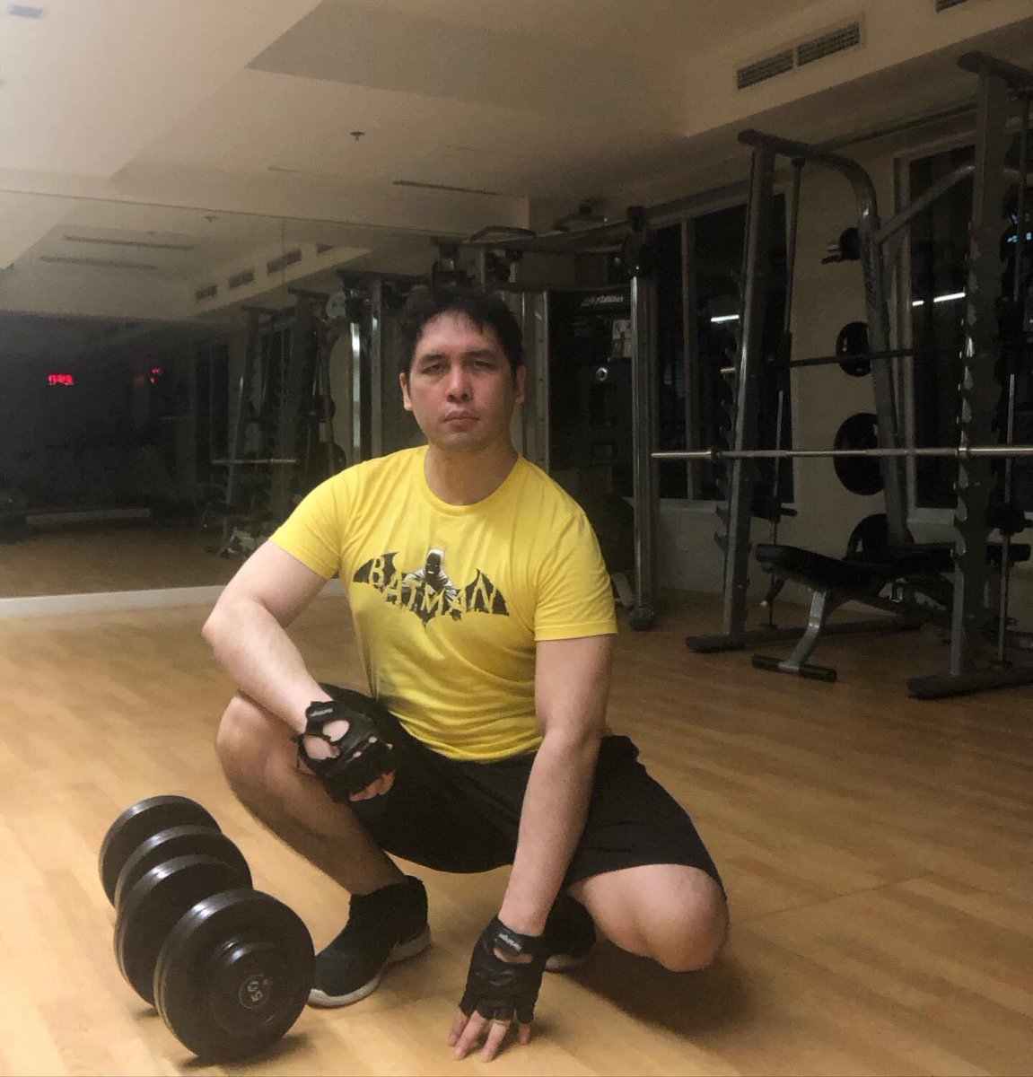 thetimzster's tweet photo. Mostly chilled and rested this Saturday and took a break from online stuff, but ended the night w/ some training. Definitely #EatSleepTrainRepeat βπ»πͺπ»π¦
#WeekendWarrior #TrainingKnight #SaturdayTraining #Training #Gym #TrainingToBeBatman #BatmanShirt #Batman #TheBatman https://t.co/q88f8uLhev