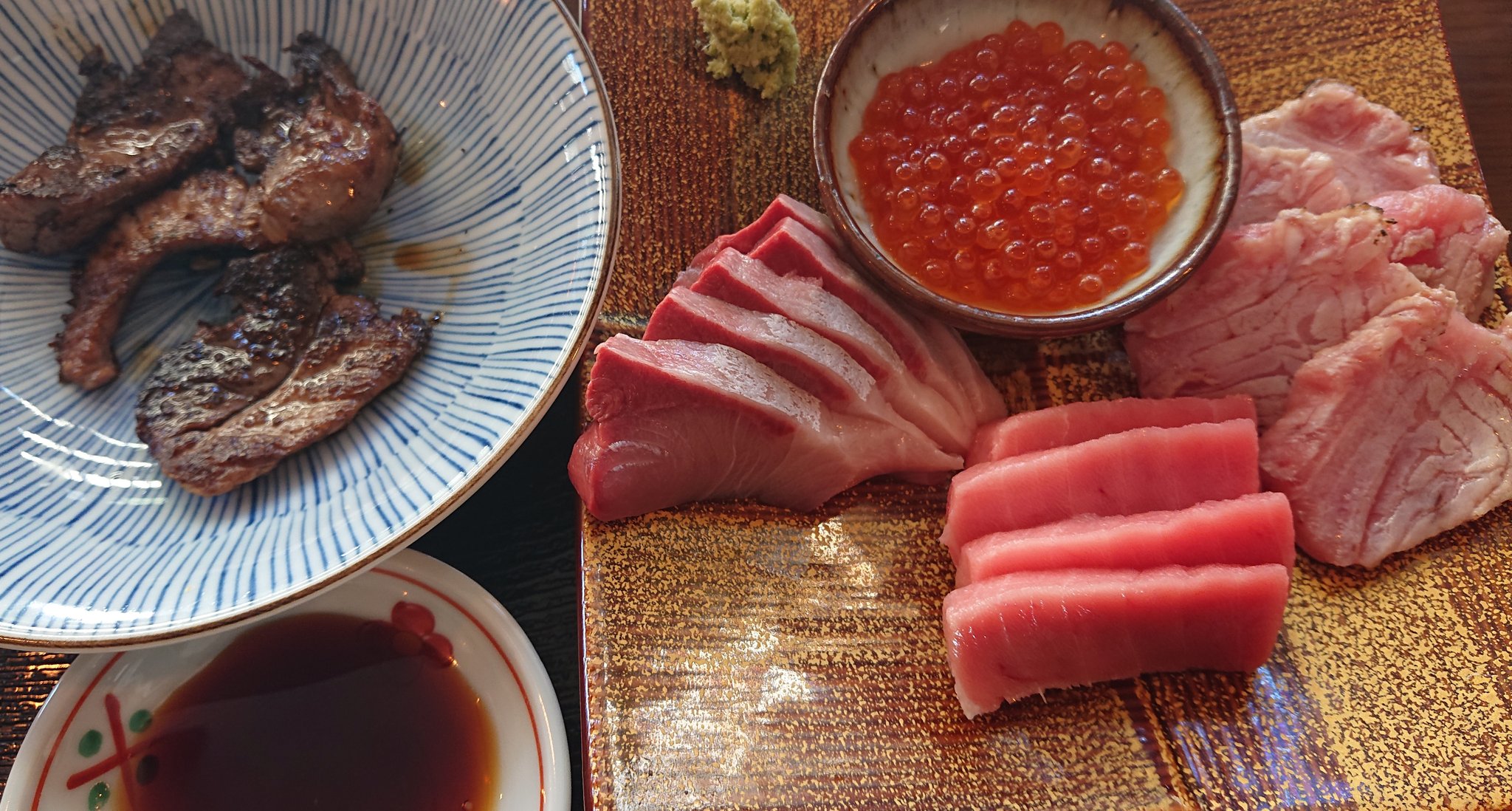 123 初訪の ならや で本まぐろ脳天炙り 本まぐろ中とろ いくら ぶりの刺し盛り 鮪ほほ肉のステーキ 10割黒粗 挽きせいろのセットがtwitter見たで刺し盛り増し増し 蕎麦店なのに魚が旨いと評判でしたが 今日の限定は相当な旨さ マグロの質が抜群