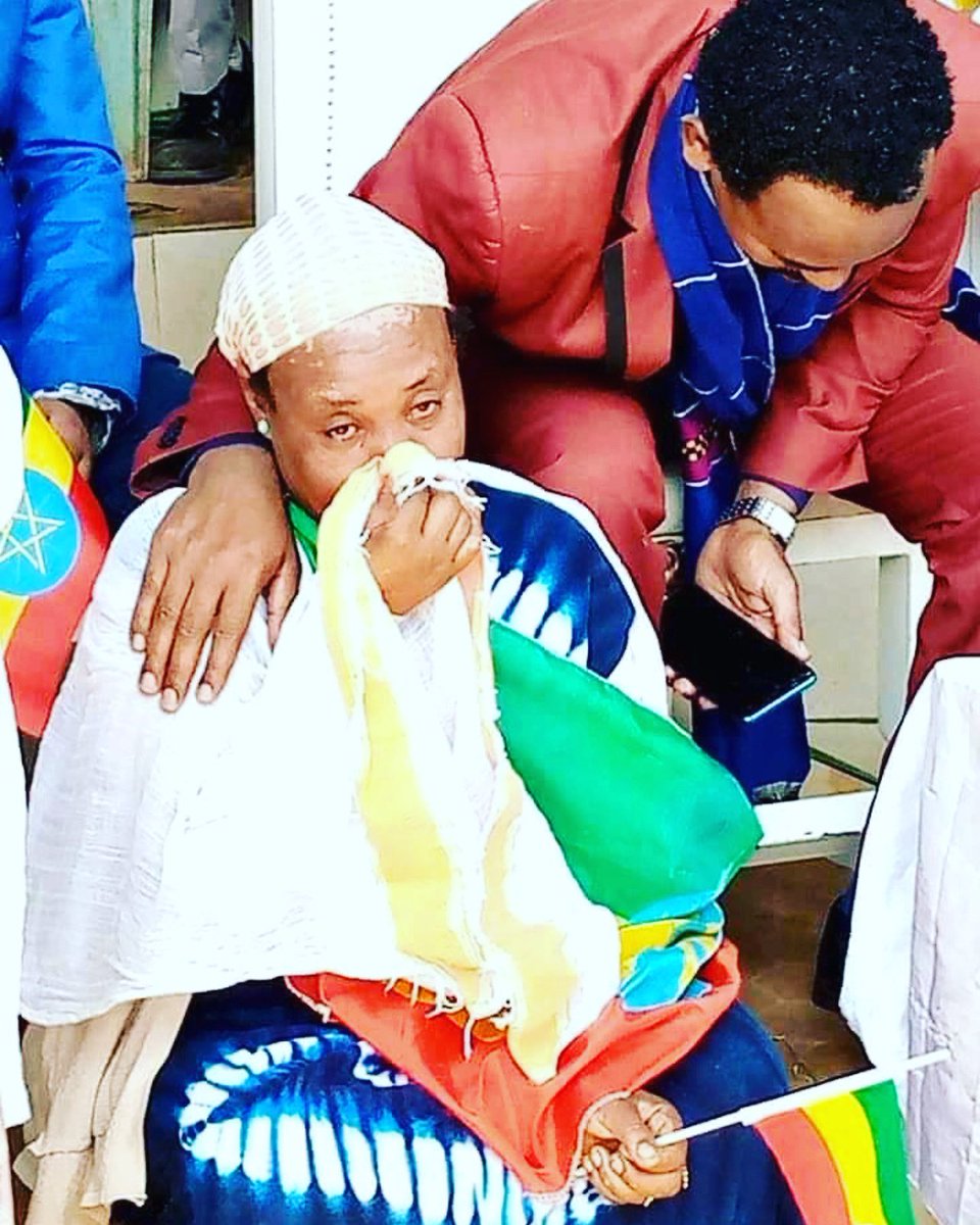 NatnaelMekonne7's tweet photo. #Ethiopia : በጌዶ ዞን ዲላ ከተማ ለሀገር ፍቅር 4 ልጆቿን መርቃ ወደመከላከያ የላከች ጀግናዋ የዲላ እናታችን ክብር ይገባታል፡፡ https://t.co/yxHvYYjSA4