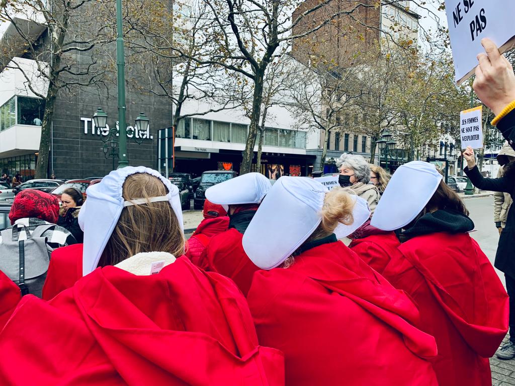 donorkinderen's tweet photo. Vandaag protesteren voor @thehotelbxl omdat dit net de plek is waar vandaag en morgen kinderen op maat besteld worden, de exploitatie van vrouwen beoogt zodat over 9 maanden de bestelde kinderen effectief verhandeld worden #ExploitationWithoutBorders #KRC #MenSellingBabies https://t.co/q1ADmyKg7g
