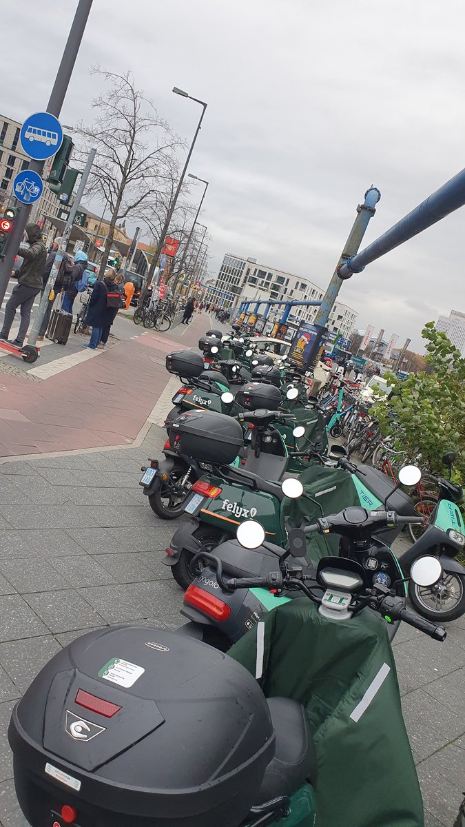 stefankleff's tweet photo. Direkt vorm Berliner Hauptbahnhof. Absolut kein Platz für Fußgänger. Wie kann das sein? @Tagesspiegel @polizeiberlin @ridefelyx https://t.co/TXBOJ1xmSQ