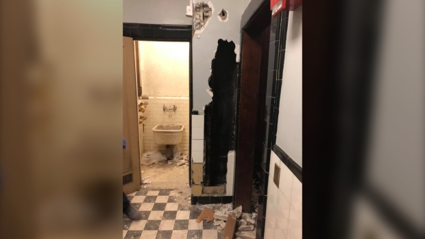 Firefighters rescue naked man trapped inside wall of N.Y. theatre ctvnews.ca/world/firefigh…