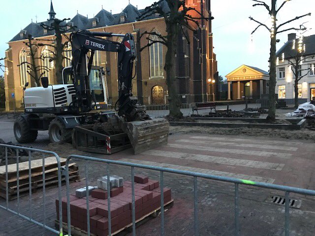 EllieTilburg's tweet photo. Werk in uitvoering….werk in uitvoering!! 

Jaren van inspanning gaan heel veel moois brengen in het winkelcentrum van Heythuysen. Bijzonder blij ben ik met de drie nieuwe zeebrapaden waar de kwetsbare medemens veilig en comfortable kan oversteken! @SamenVerder @gemeenteleudal https://t.co/txiH7xqGOh