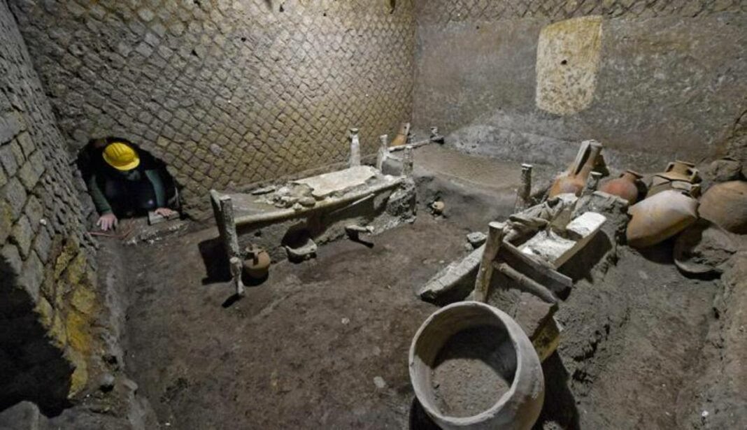 Lucius_Gellius's tweet photo. #archéologie: découverte rare à @pompeii_sites, près de la villa Giuliana: émouvante chambre d'une petite famille d'esclaves, avec 3 lits de bois nattés, un pot de chambre, des outils agricoles, des harnais de chevaux et des amphores, témoins d'une vie rude et pauvre.
📷 Ansa https://t.co/lLJ6UDrySB