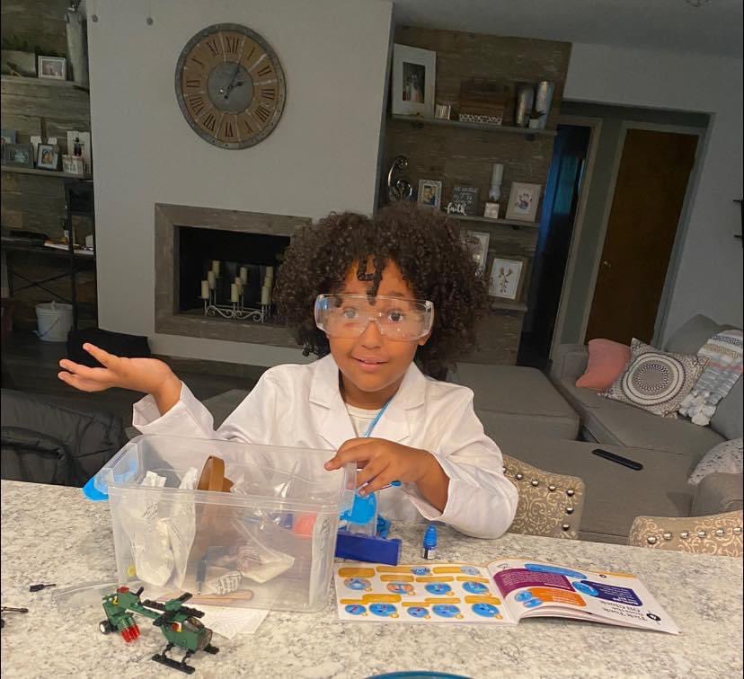 CeObeeking's tweet photo. My kid is sooo cool! #science #mixedkids #kidsoftwitter #sciencekid #smartypants 😍👨🏽‍🔬🧪 https://t.co/zUdxqivy9y