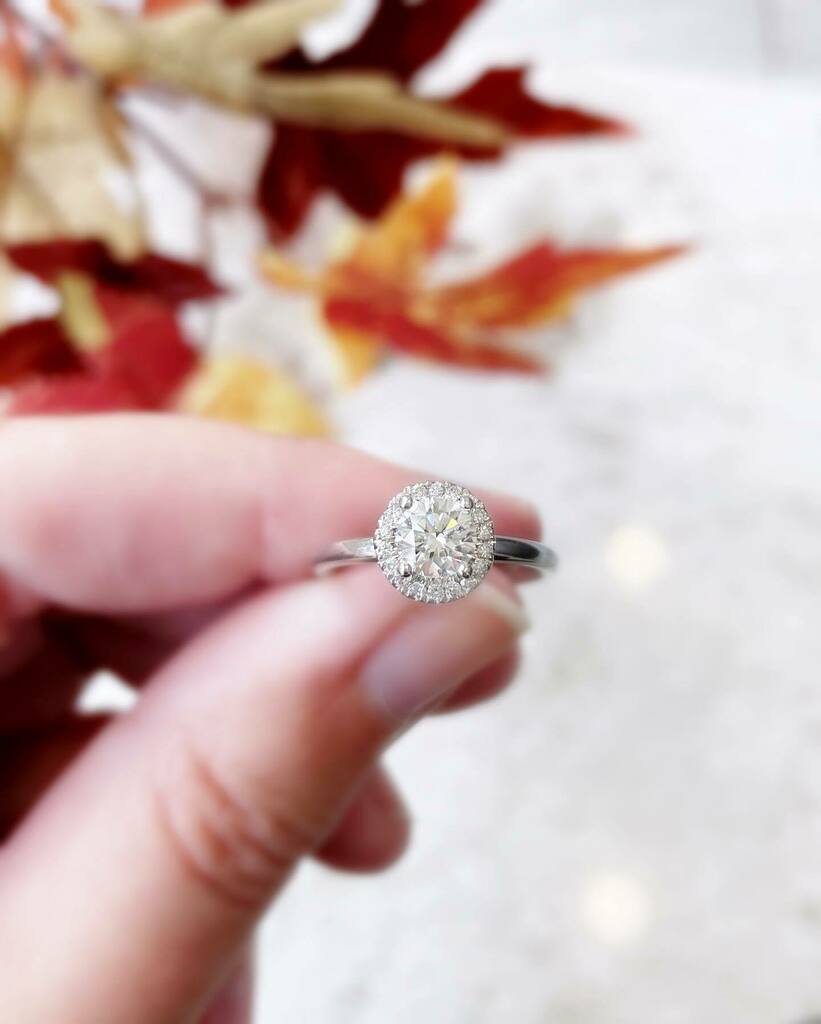 inglisjewellrs's tweet photo. It's #SparkleSaturday!
This gorgeous 18k palladium ring features .80ctw in stunning Canadian diamonds!
It's Inglis Jewellers priced at $8,499.
.
#inglisjewellers #dontgoblinglessgotoinglis https://t.co/cDZNF4i7qe https://t.co/dbXcmhvSlO