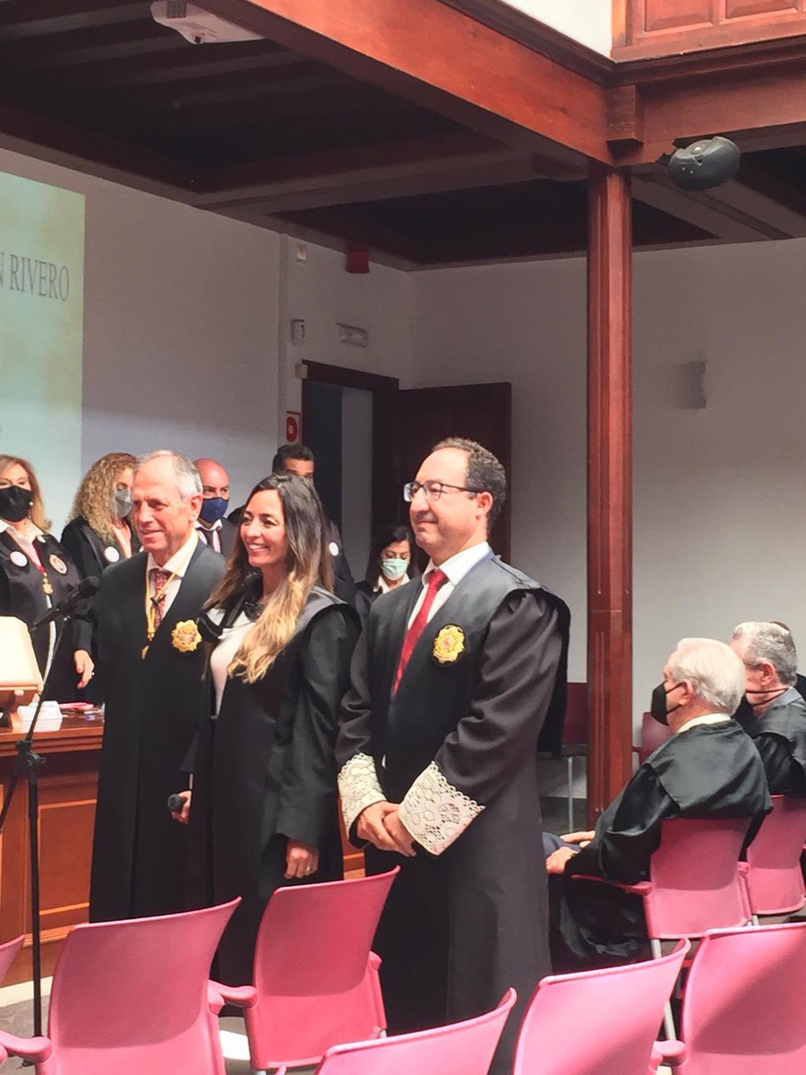 azaruc2's tweet photo. Acto Institucional en el Colegio de ABOGADOS DE LAS PALMAS DE GRAN CANARIA.  Jura y entra de medallas de 25 y 50 años de ejercicio de la abogacía. Padrinos el Decano D. Rafael Massieu y D. Jose Ramón Dámaso Artiles. #icalpa #abogadoscanarias https://t.co/qoidMKeYIU
