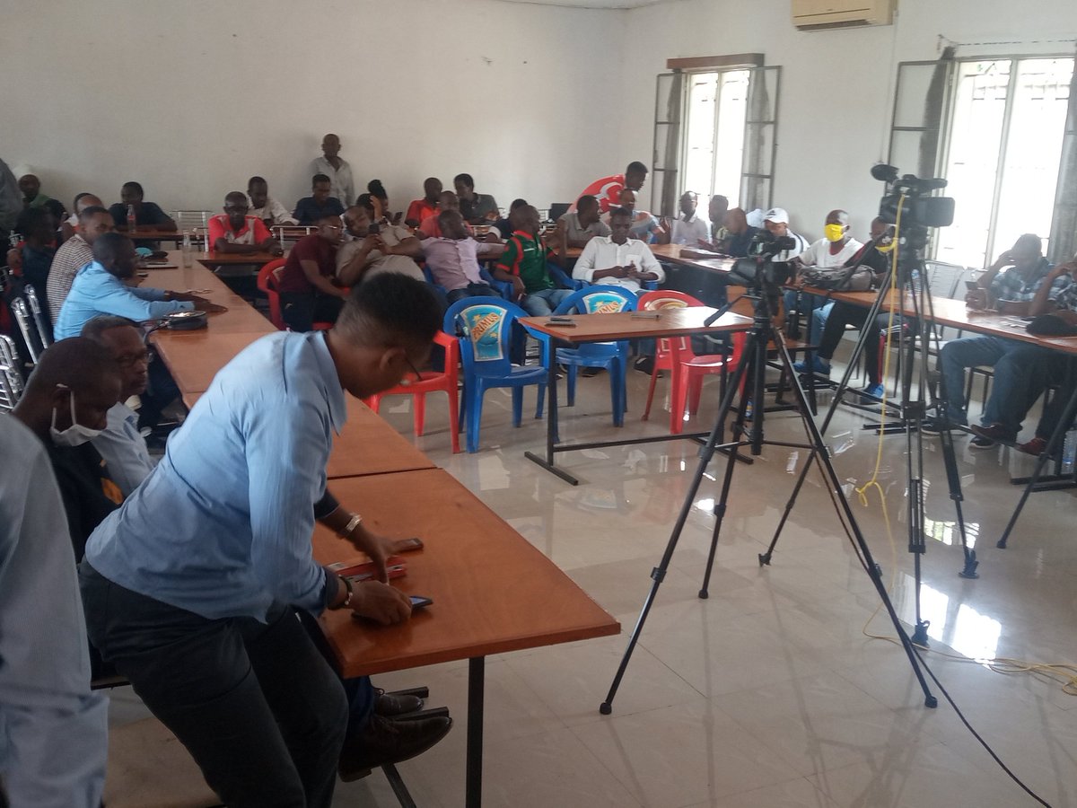 akezanet's tweet photo. 🔴Liliane NSHIMIRIMANA est réélue pour diriger l'association des journalistes de sports. Elle a eu un score de 65 voix contre 45 de son challenger Élysé Niyubahwe,actuel  directeur de la radio @UmucoFm lors d'une assemblée générale élective, tenue à la maison de la presse. https://t.co/eg1hQuayv3