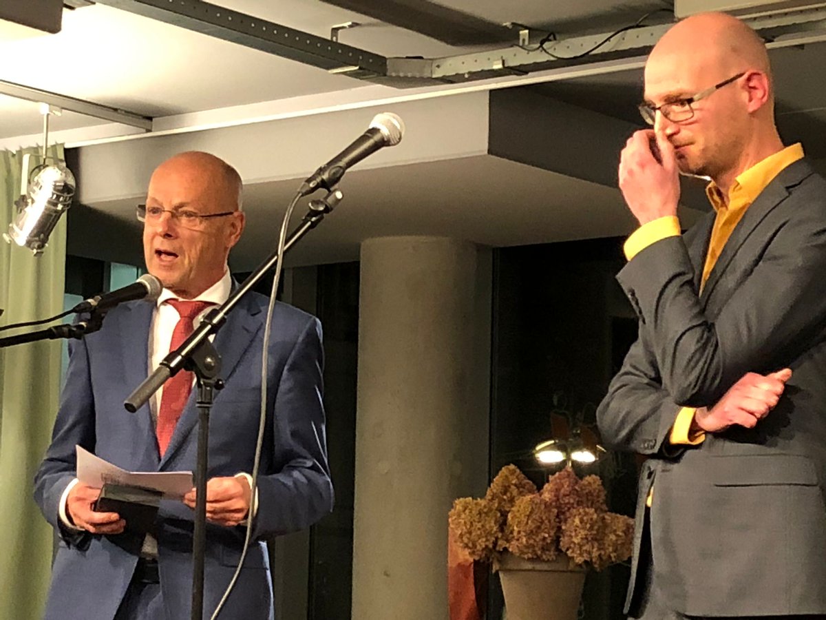 BGvanWakeren's tweet photo. Vrijdagavond installatie van de nieuwe Stadsdichter Wouter Munsterman. Ik wens hem veel succes toe de aankomende twee jaar, maar bovenal veel plezier in het uitoefenen van deze vorm van kunst. #gemeentehengelo #stadsdichter https://t.co/AliquxRxZz